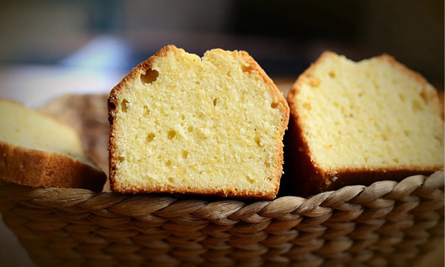 5 Cara Membuat Bagian Atas Bolu Tetap Lembut, Moist, Dan Terlihat Lumer